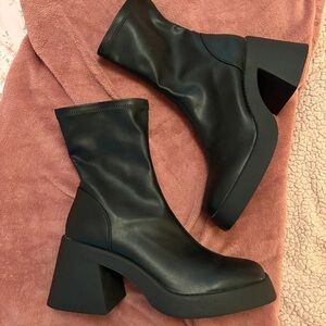 Chic Black Heeled Boots